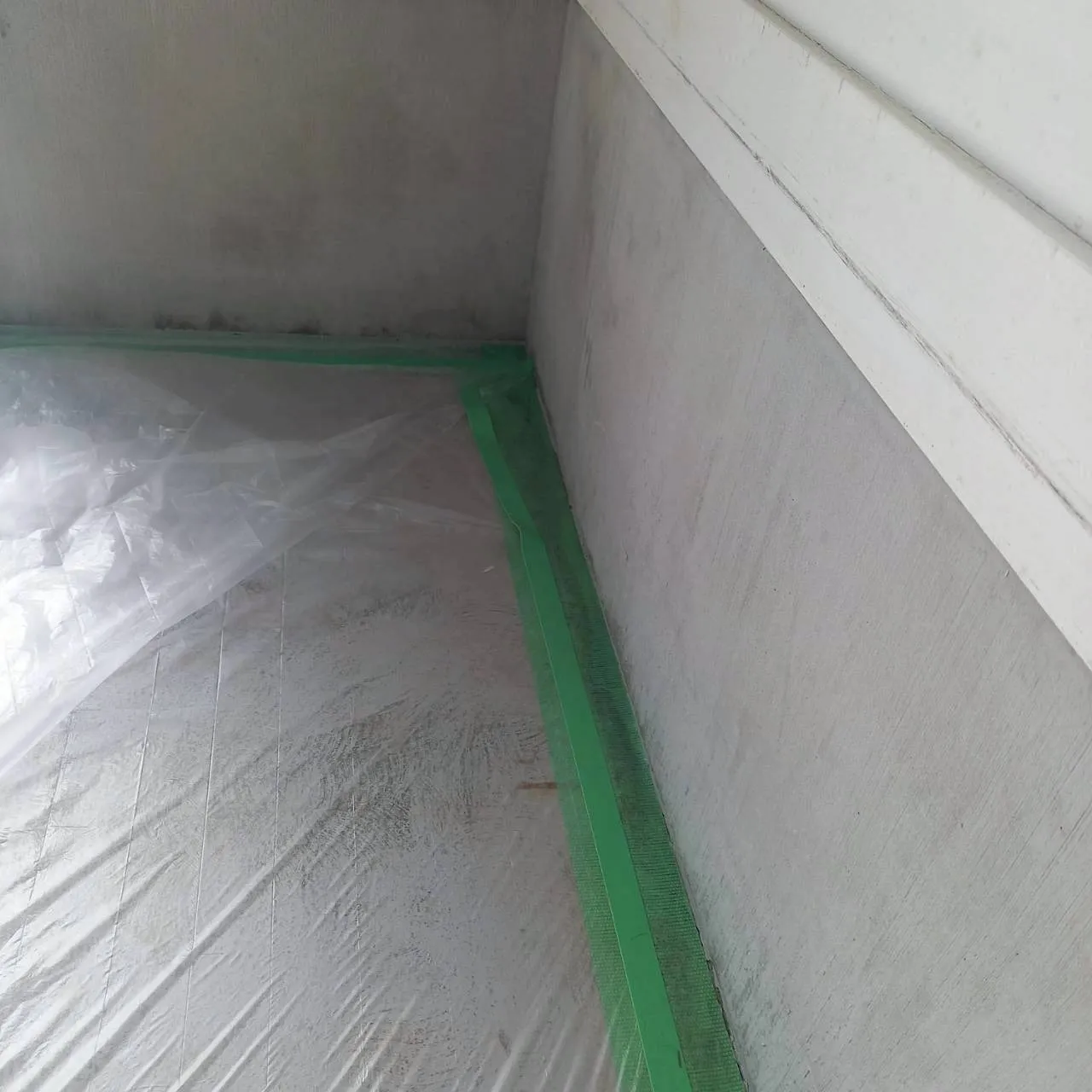 店舗内　立ち上がり部分(コンクリート)除カビ工事