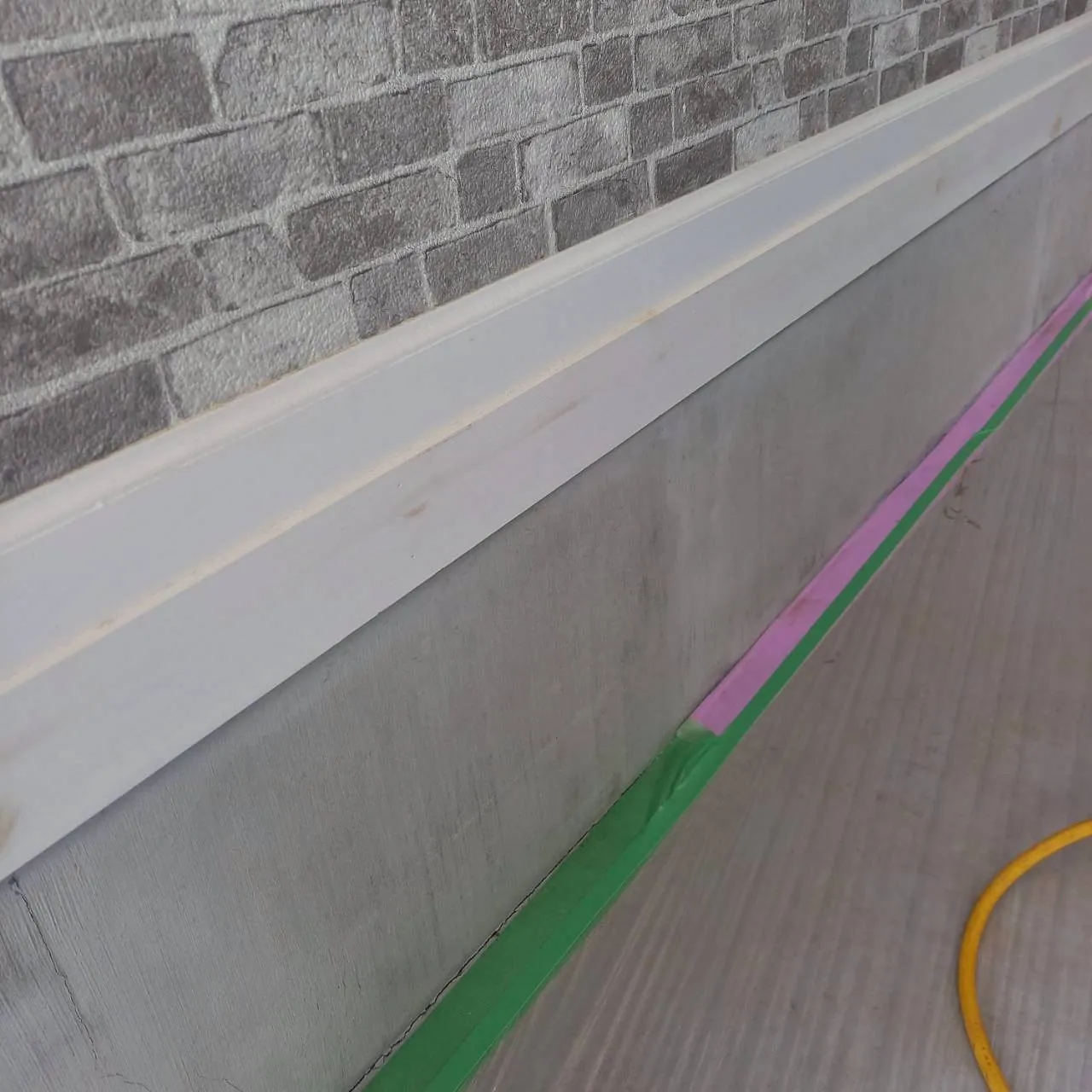 店舗内　立ち上がり部分(コンクリート)除カビ工事