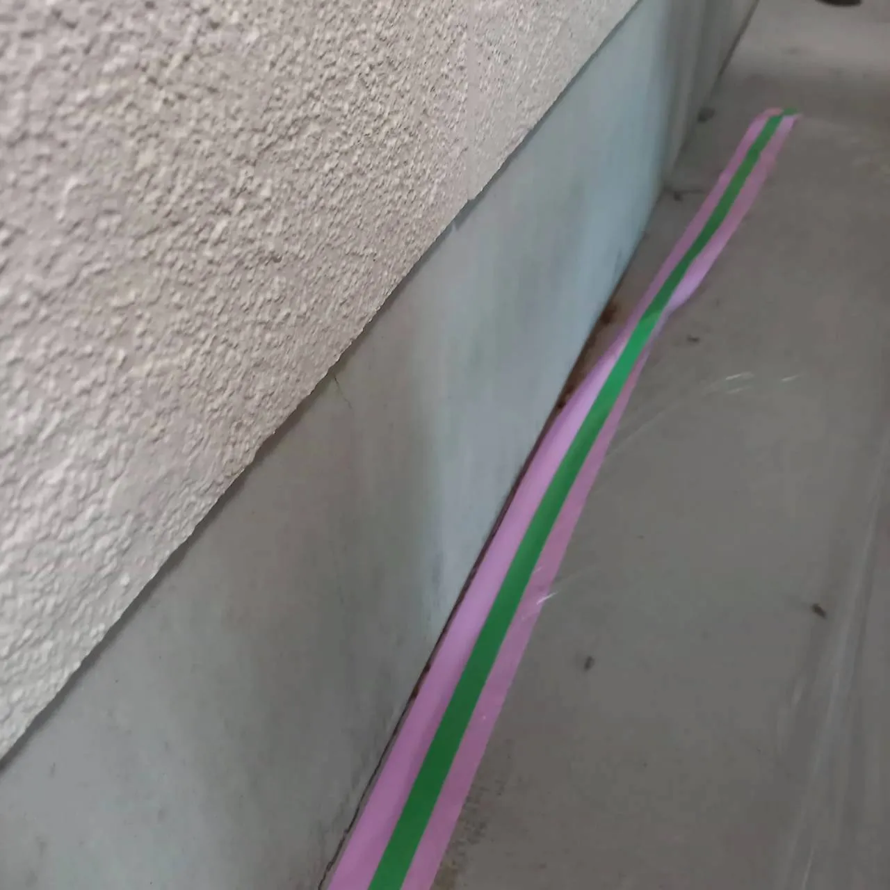 店舗内　立ち上がり部分(コンクリート)除カビ工事