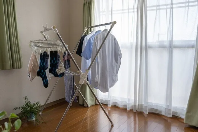 雨の日の洗濯物「部屋干し」がカビを呼ぶ！？東北の春に潜む湿気リスクと正しい対策ガイド🌧️👕