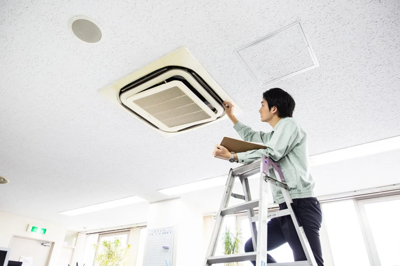 【施設管理者様必見】梅雨前の業務用エアコン＆カビ対策完全ガイド｜飲食店・クリニック・オフィスの“カビ臭リスク”を未然に防ぐ方法🌧️✨