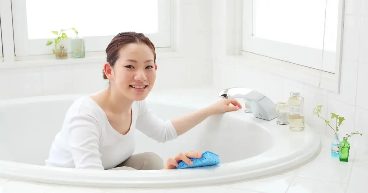 ゴシゴシ擦るのは逆効果!?お風呂の黒カビを「削らずに根絶する」ために知っておきたい正しい対策法
